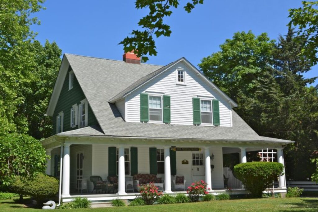 A bungalow with penthouse and attic