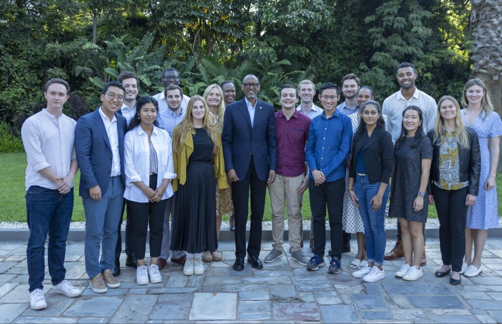 A 2022 cohort of HBS taking a group picture with Kagame