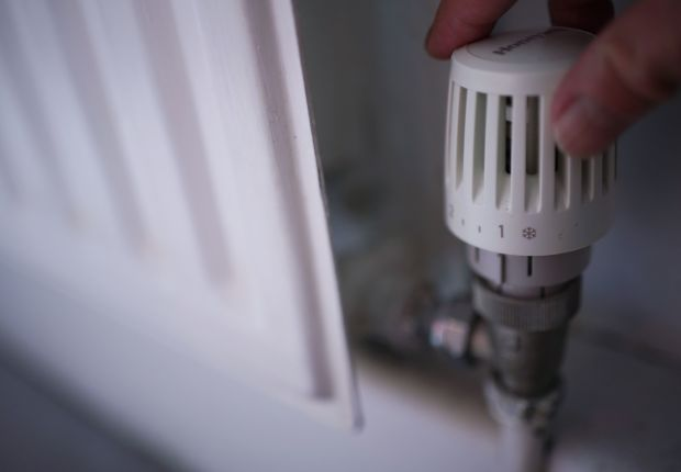 Adjusting the thermostat of a radiator