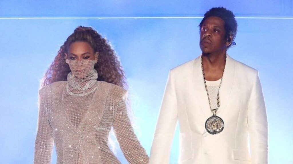 Beyoncé and Jay-Z holding hands on stage