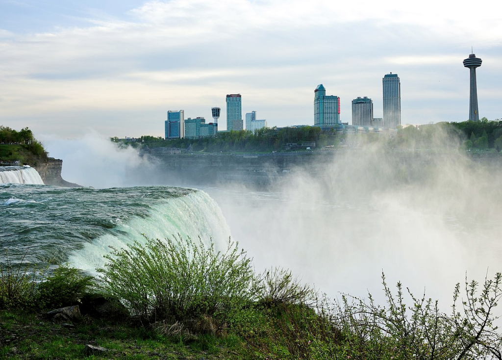 Picture of the Falls, with the City in the backdrop