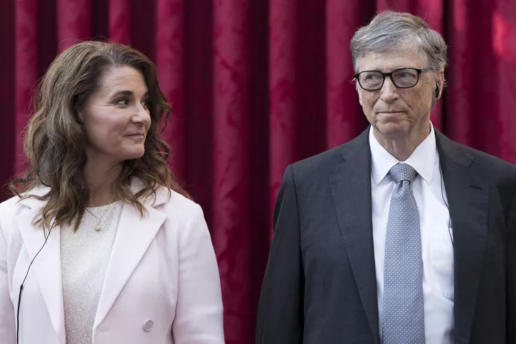 Melinda French Gates glaring at Bill while posing for a picture