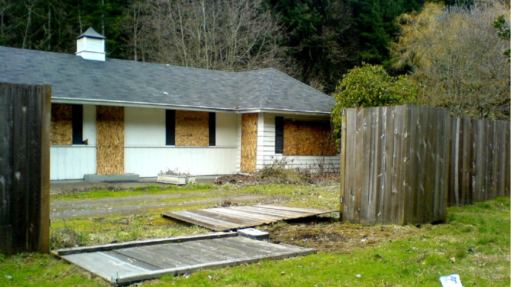 Abandoned house in Lake Oswego, Oregon