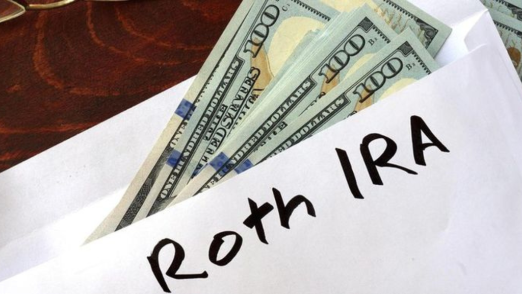 Cash in an envelope with Roth IRA written on it