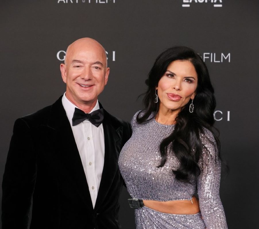 Bezos and Sanchez on a red carpet