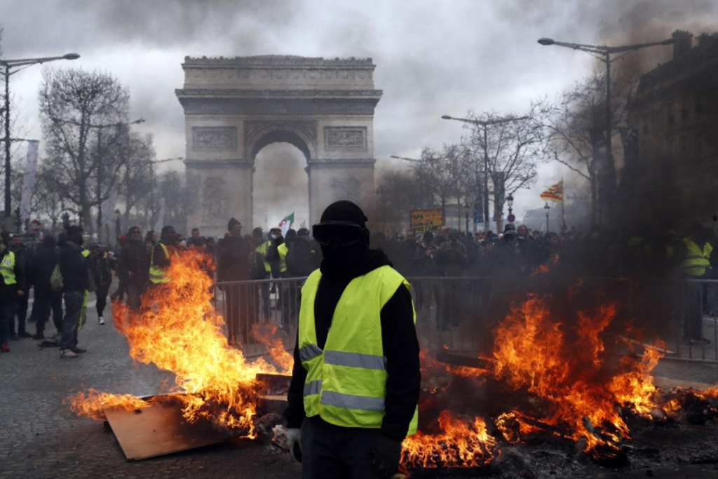 Protesters rioting in Paris