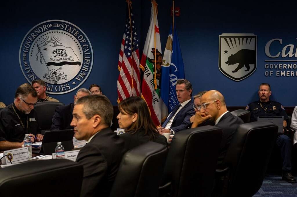 Governor's office packed during a meeting