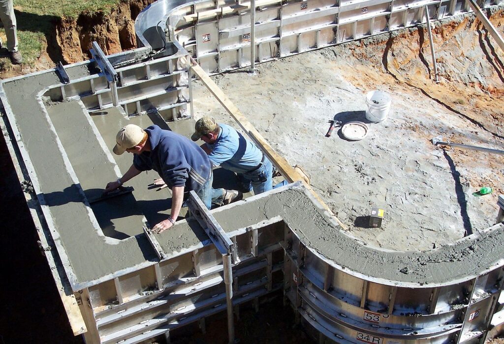 Concrete pool construction using aluminum concrete forms