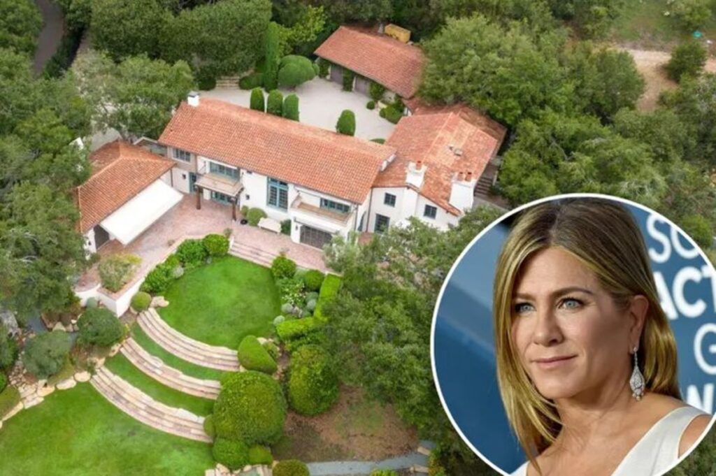 Aniston's mansion before the renovation