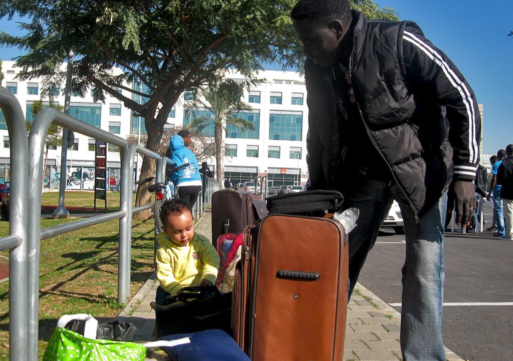 African refugees are loaded onto buses