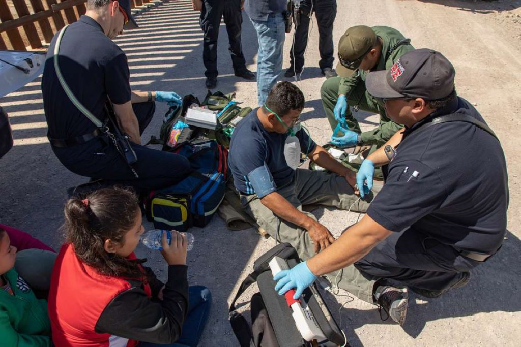 U.S. Border Patrol agents render medical aid to migrants