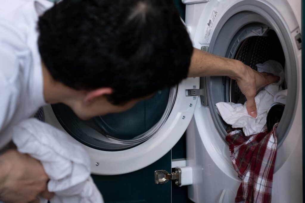 Retrieving garments from a washing machine