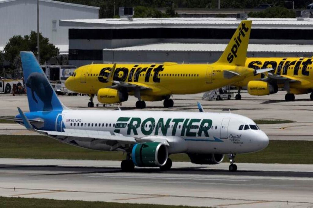 Frontier airlines renews merger offer for Spirit airlines