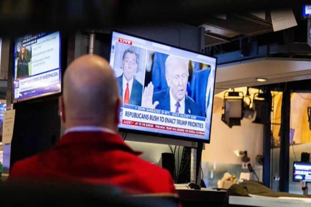 News streaming screens on the trading floor